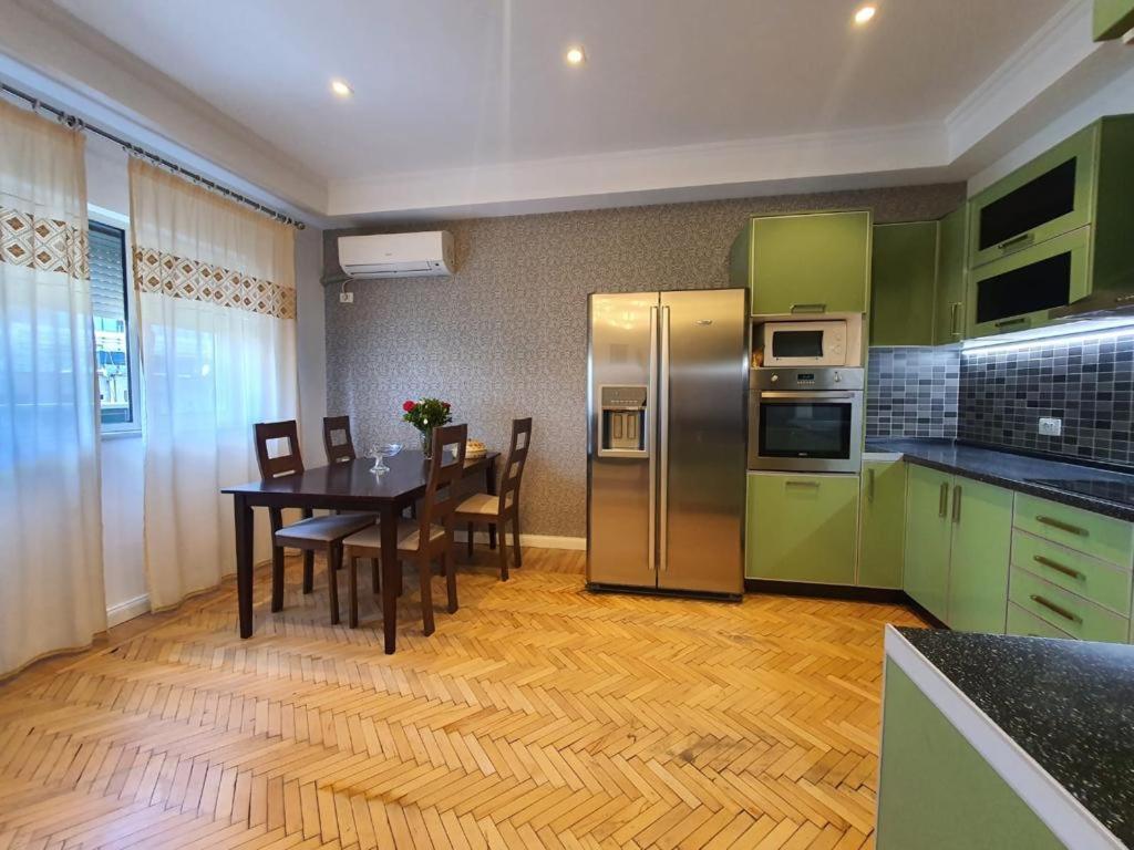 Noemi Apartment Tirana Eksteriør billede